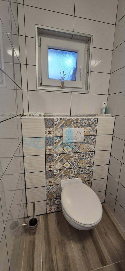 Isola di Krk, Malinska, centro, appartamento su due livelli con giardino, vendita