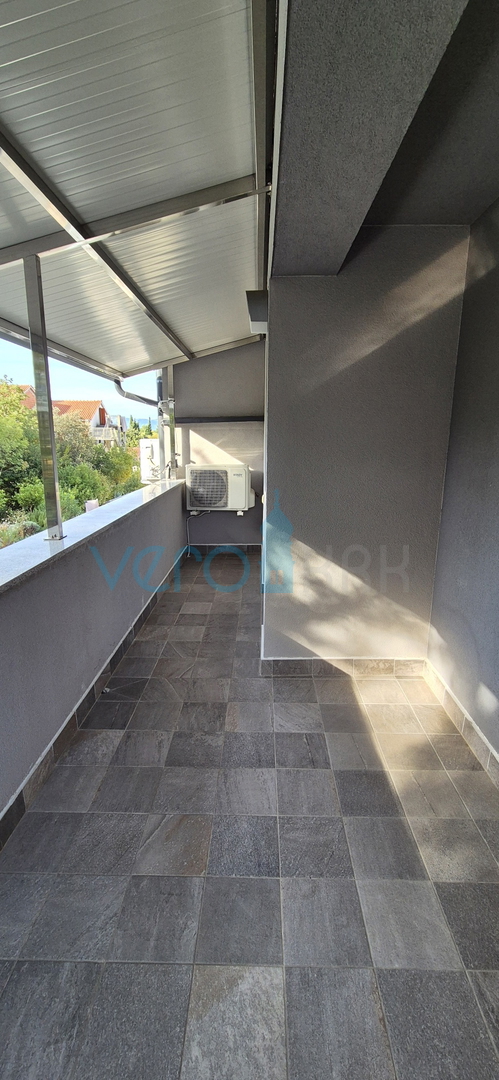 Isola di Krk, Malinska, centro, appartamento su due livelli con giardino, vendita