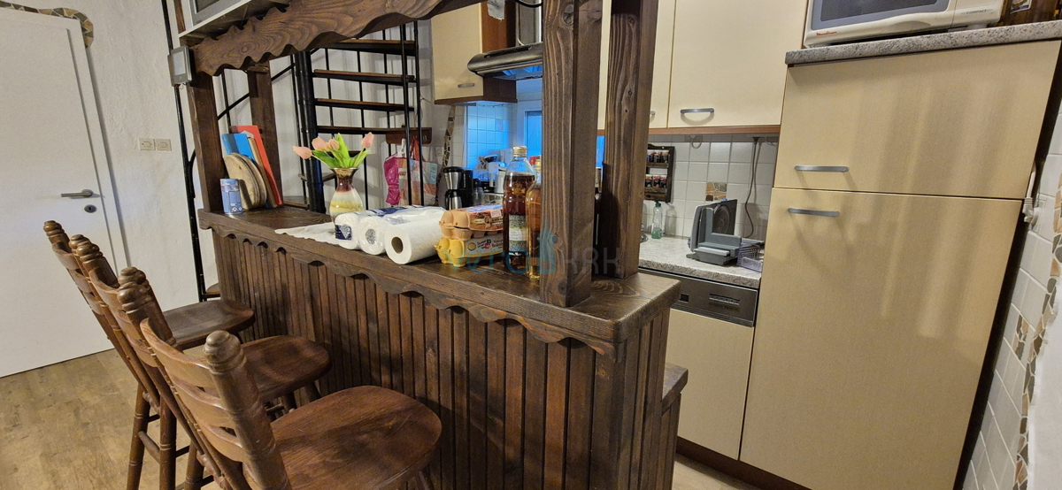 Isola di Krk, Dobrinj, dintorni, casa indipendente con ampio giardino, in vendita