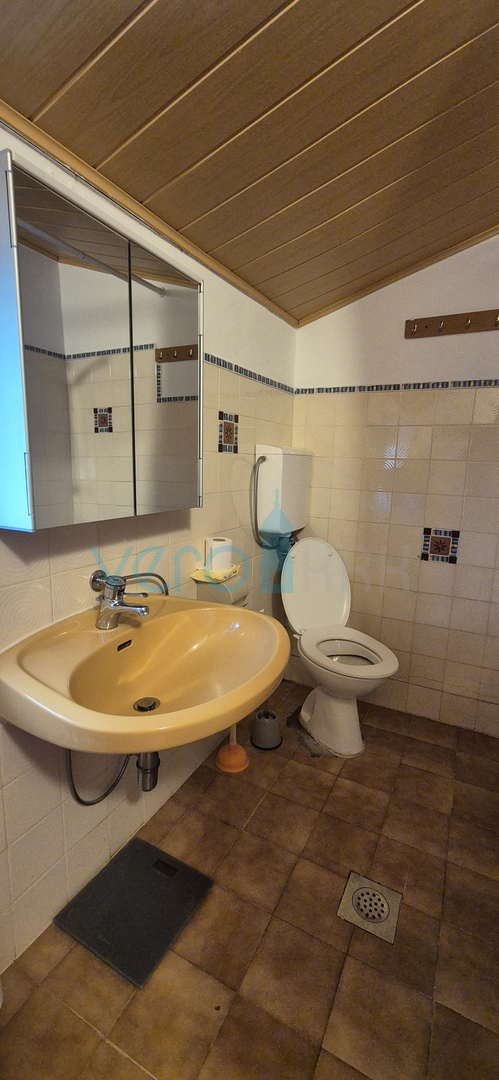 Isola di Krk, Dobrinj, dintorni, casa indipendente con ampio giardino, in vendita