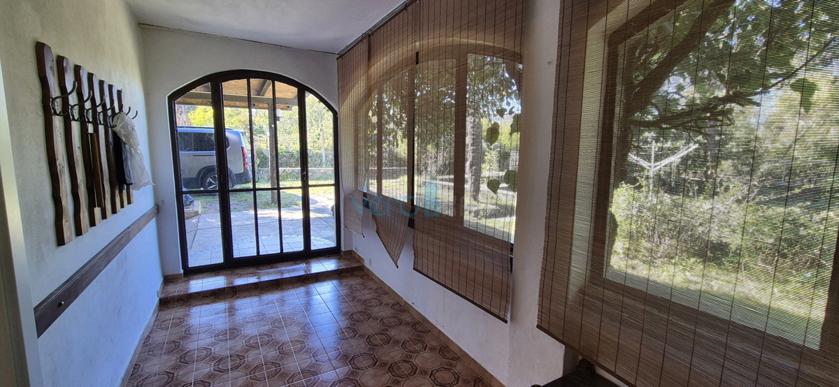 Isola di Krk, Dobrinj, dintorni, casa indipendente con ampio giardino, in vendita