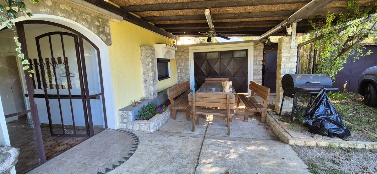 Isola di Krk, Dobrinj, dintorni, casa indipendente con ampio giardino, in vendita