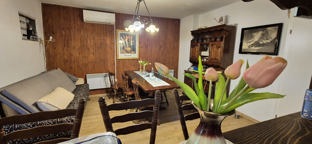 Isola di Krk, Dobrinj, dintorni, casa indipendente con ampio giardino, in vendita