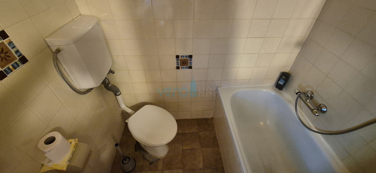 Isola di Krk, Dobrinj, dintorni, casa indipendente con ampio giardino, in vendita