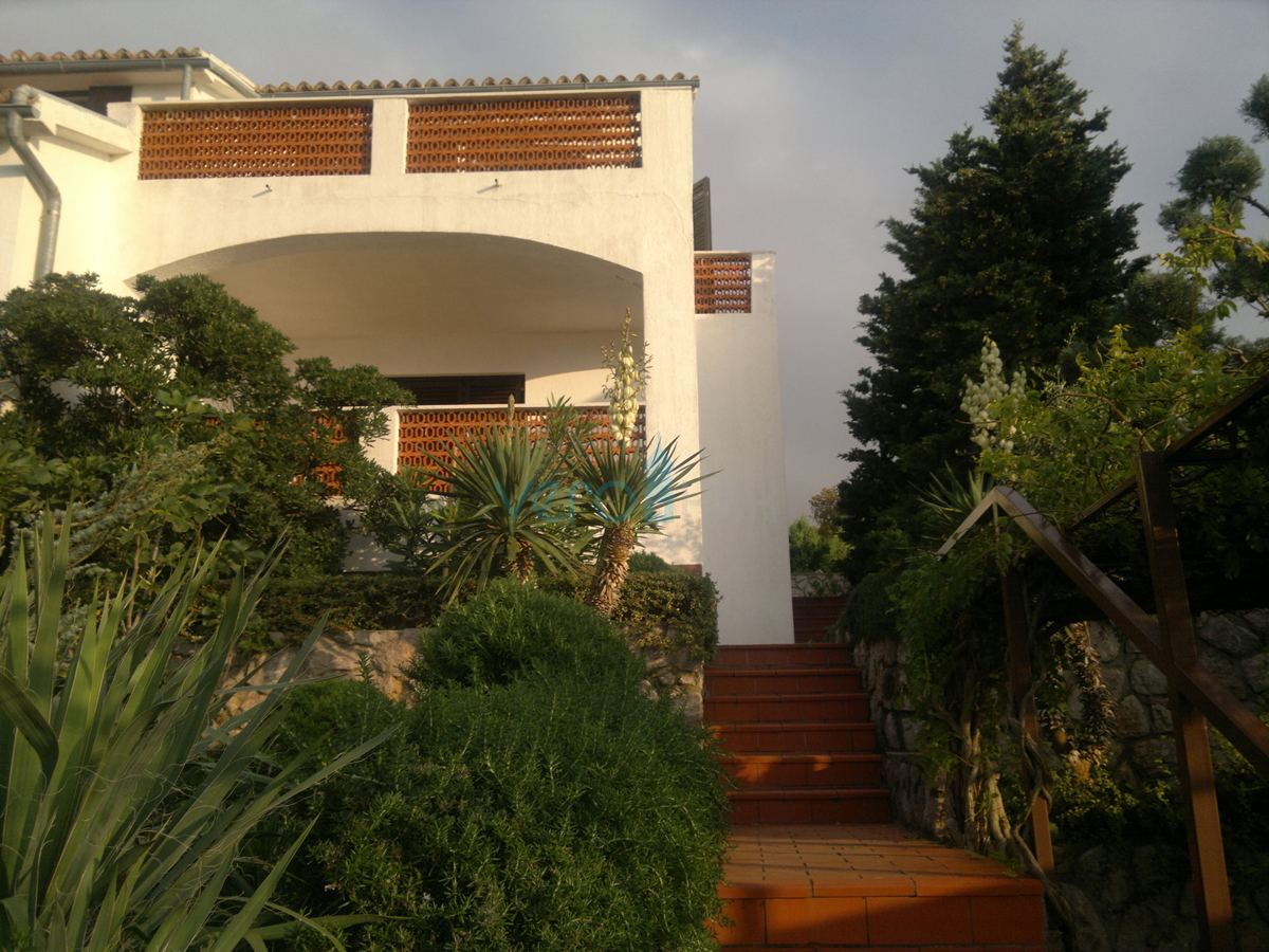 Stinica, città di Senj, entroterra, casa indipendente con 3 appartamenti, vista, vendita