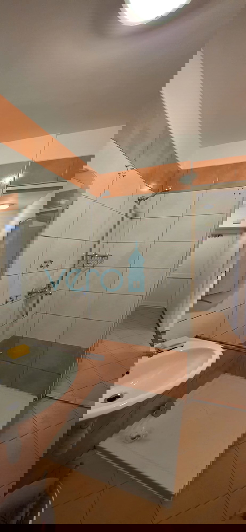 Bakar, appartamento trilocale con soggiorno, 71 m2, piano terra, centro, vicino al mare, in vendita