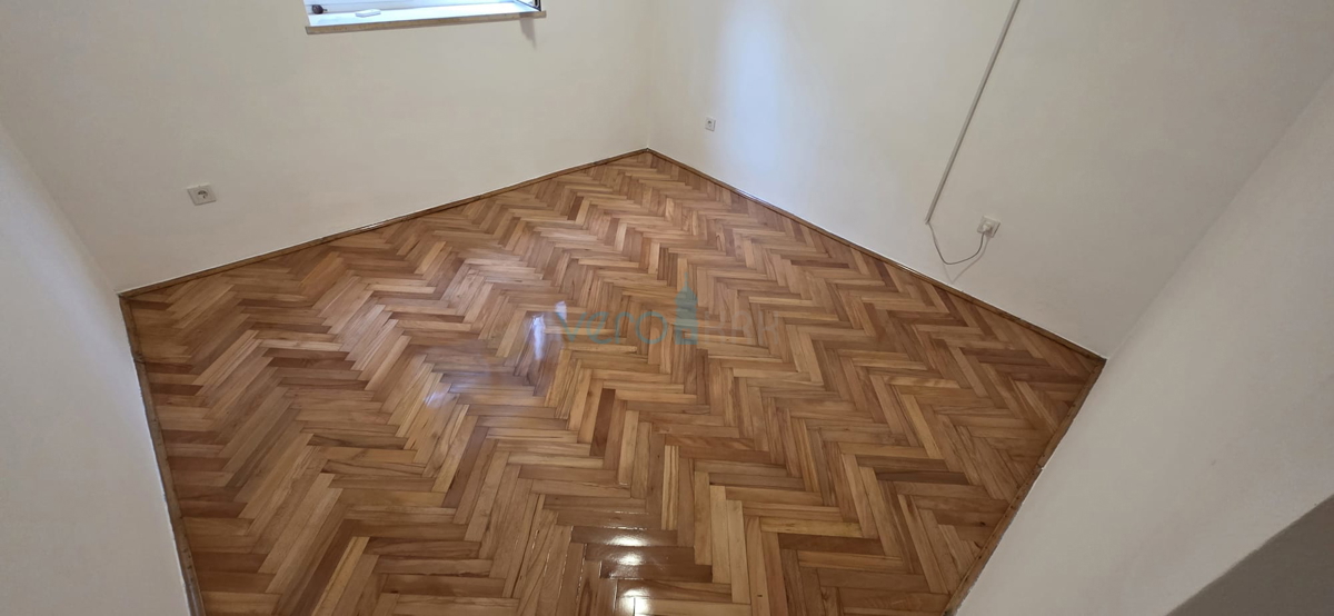 Bakar, appartamento trilocale con soggiorno, 71 m2, piano terra, centro, vicino al mare, in vendita