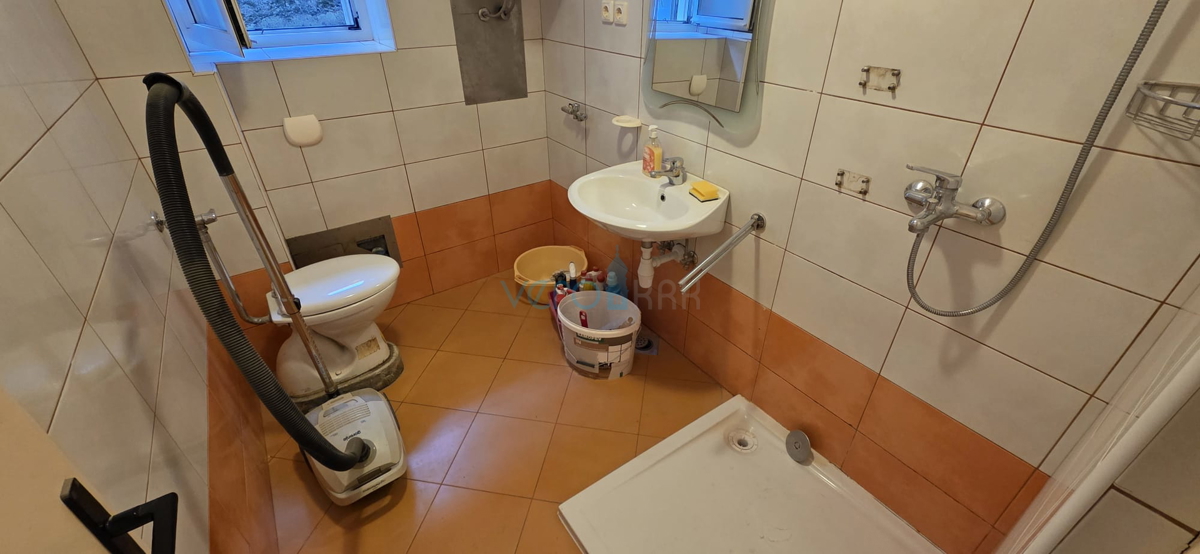 Bakar, appartamento trilocale con soggiorno, 71 m2, piano terra, centro, vicino al mare, in vendita