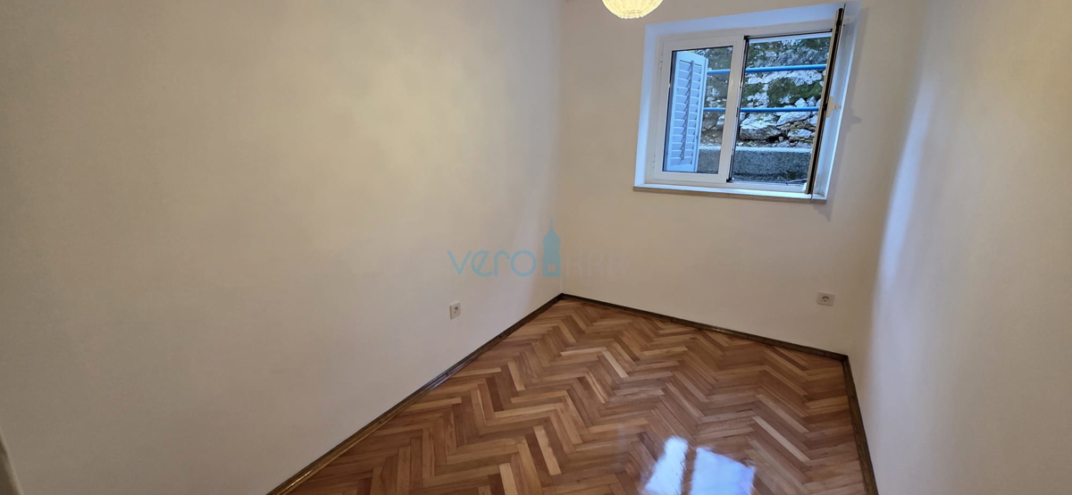 Bakar, appartamento trilocale con soggiorno, 71 m2, piano terra, centro, vicino al mare, in vendita