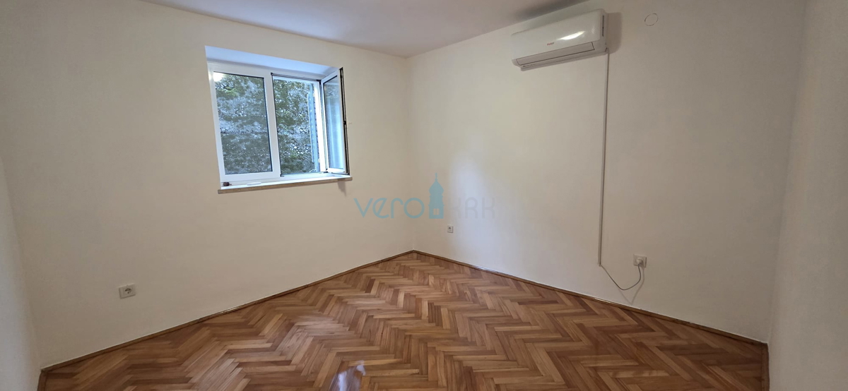 Bakar, appartamento trilocale con soggiorno, 71 m2, piano terra, centro, vicino al mare, in vendita