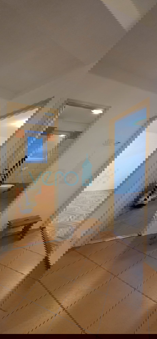 Bakar, appartamento trilocale con soggiorno, 71 m2, piano terra, centro, vicino al mare, in vendita