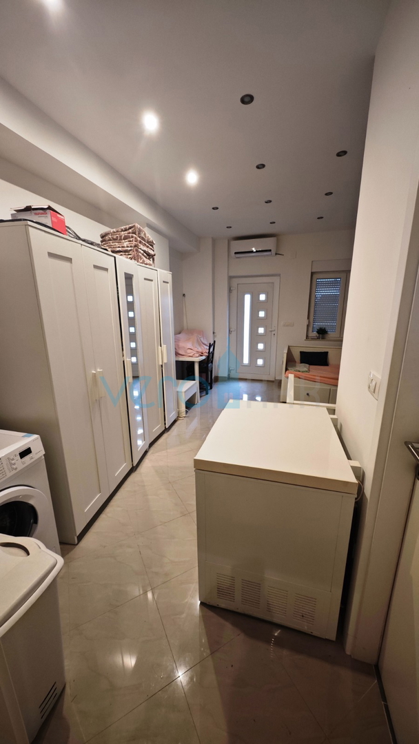 Omišalj, isola di Krk, casa in pietra a schiera con 2 appartamenti, terrazza, parcheggio, vendita