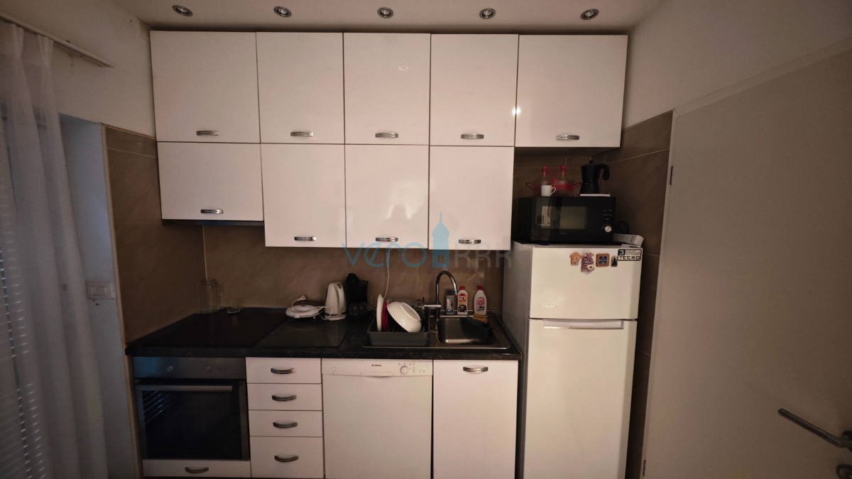 Omišalj, isola di Krk, casa in pietra a schiera con 2 appartamenti, terrazza, parcheggio, vendita