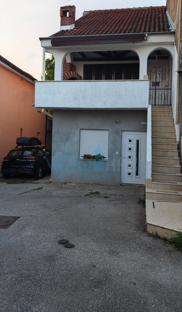 Omišalj, isola di Krk, casa in pietra a schiera con 2 appartamenti, terrazza, parcheggio, vendita