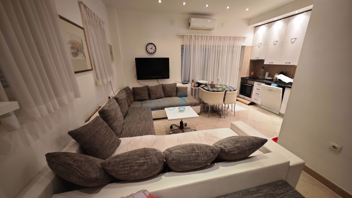 Omišalj, isola di Krk, casa in pietra a schiera con 2 appartamenti, terrazza, parcheggio, vendita