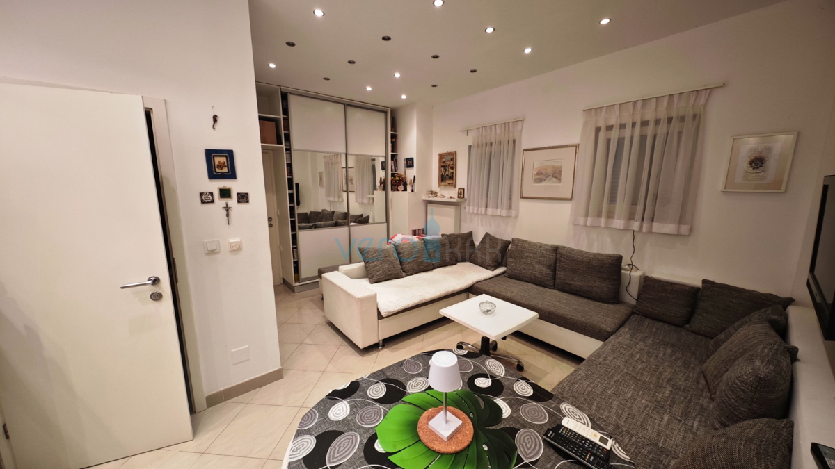 Omišalj, isola di Krk, casa in pietra a schiera con 2 appartamenti, terrazza, parcheggio, vendita