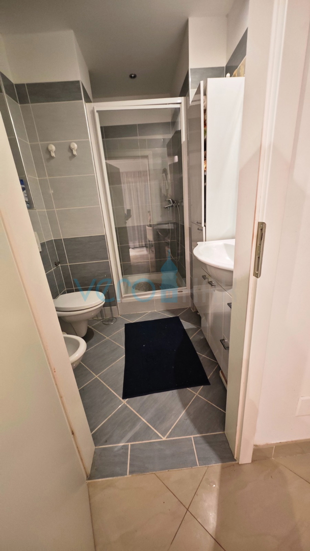 Omišalj, isola di Krk, casa in pietra a schiera con 2 appartamenti, terrazza, parcheggio, vendita