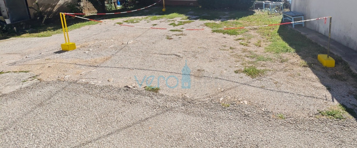 Omišalj, isola di Krk, casa in pietra a schiera con 2 appartamenti, terrazza, parcheggio, vendita