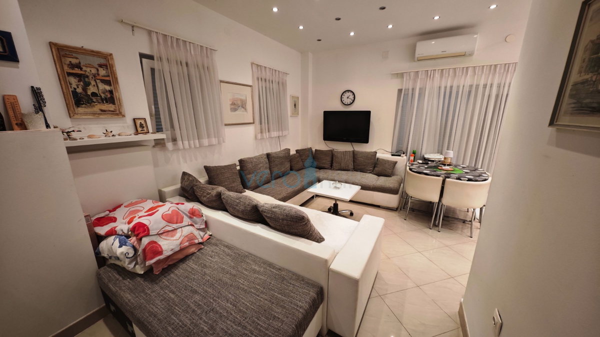 Omišalj, isola di Krk, casa in pietra a schiera con 2 appartamenti, terrazza, parcheggio, vendita