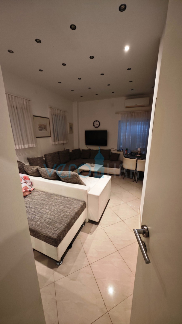 Omišalj, isola di Krk, casa in pietra a schiera con 2 appartamenti, terrazza, parcheggio, vendita