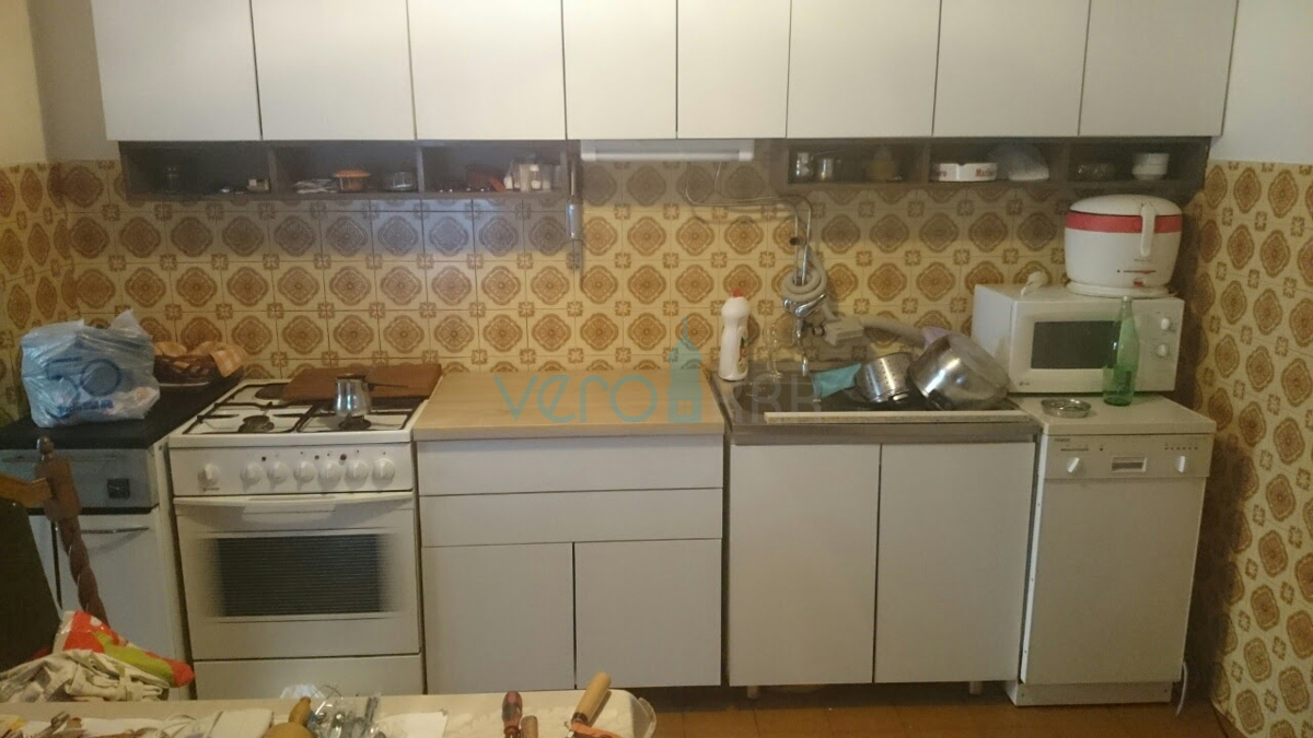 Malinska, periferia, locale ricettivo con casa e cortile