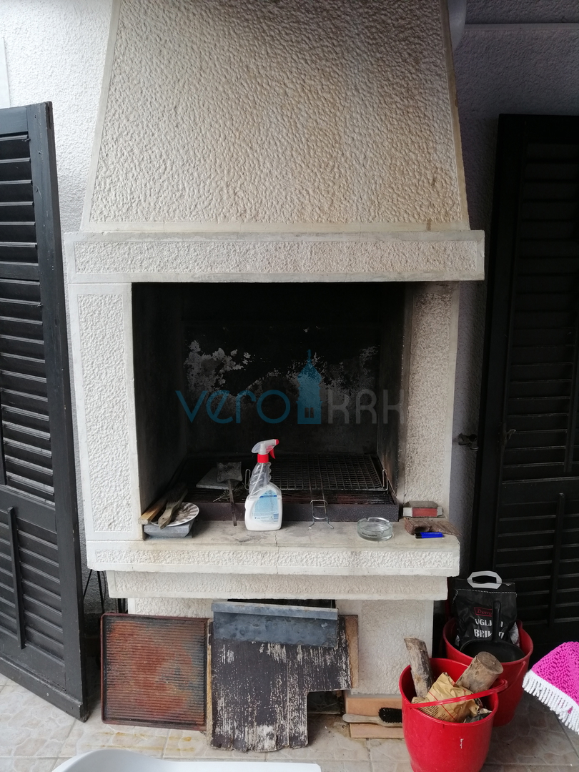 Malinska, periferia, locale ricettivo con casa e cortile