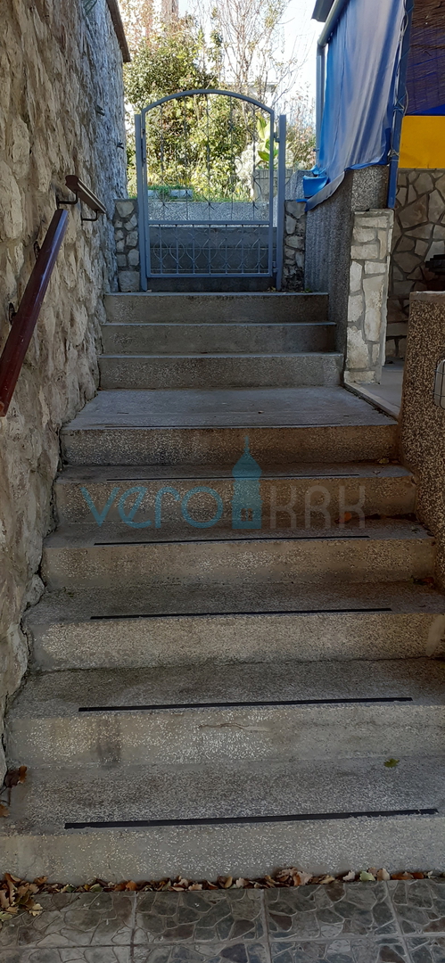 Malinska, periferia, locale ricettivo con casa e cortile