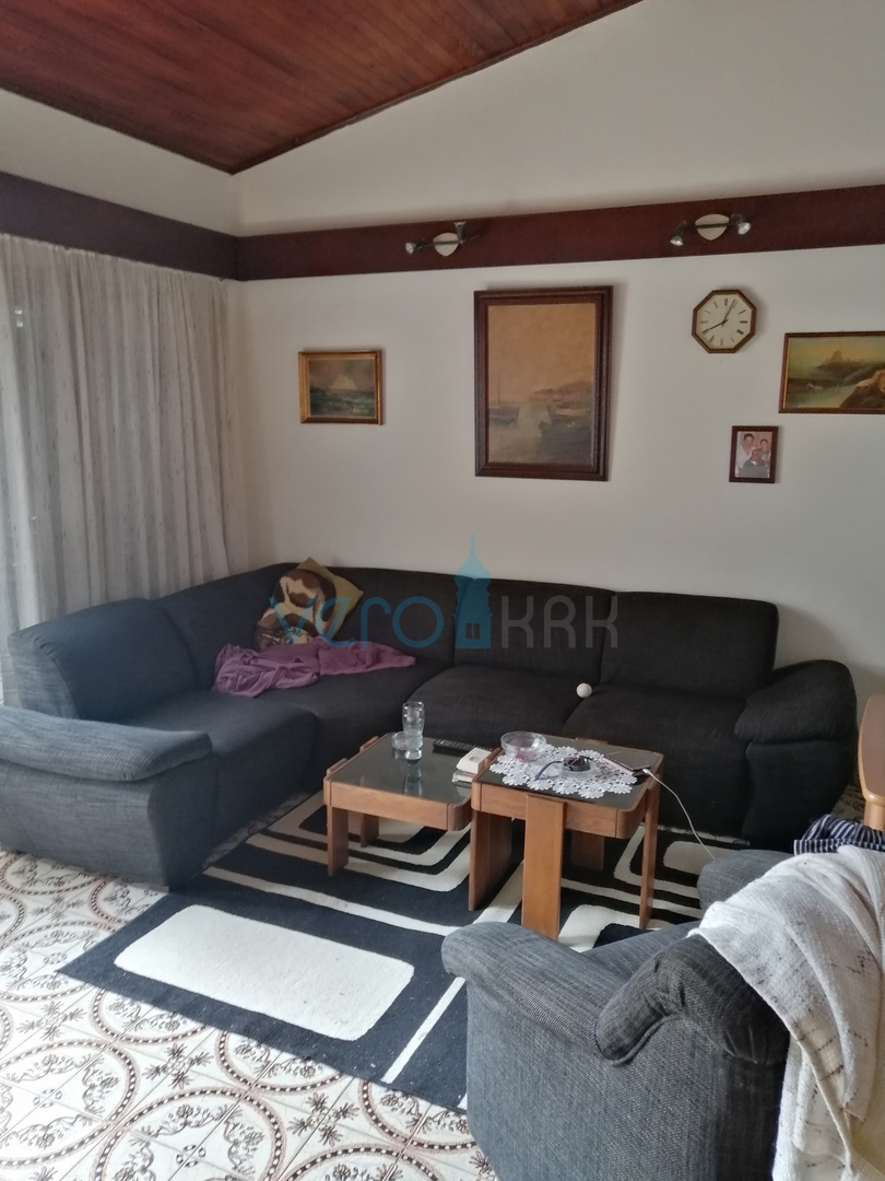 Malinska, periferia, locale ricettivo con casa e cortile