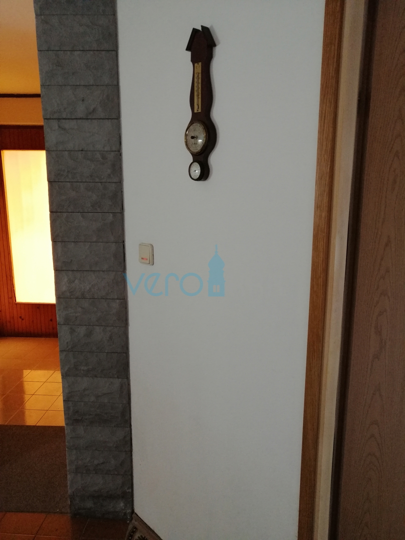 Malinska, periferia, locale ricettivo con casa e cortile