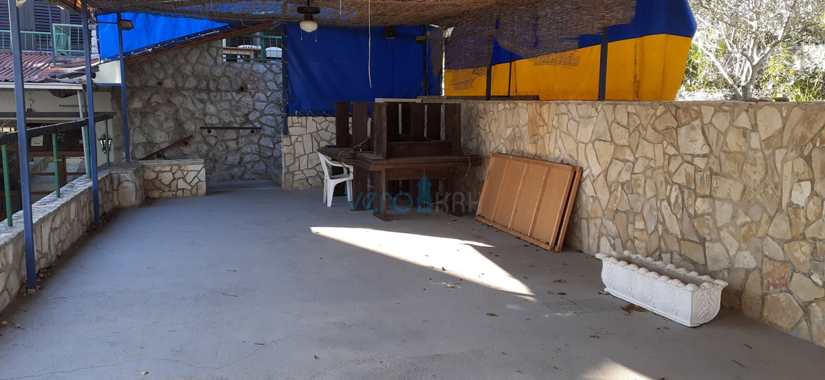 Malinska, periferia, locale ricettivo con casa e cortile