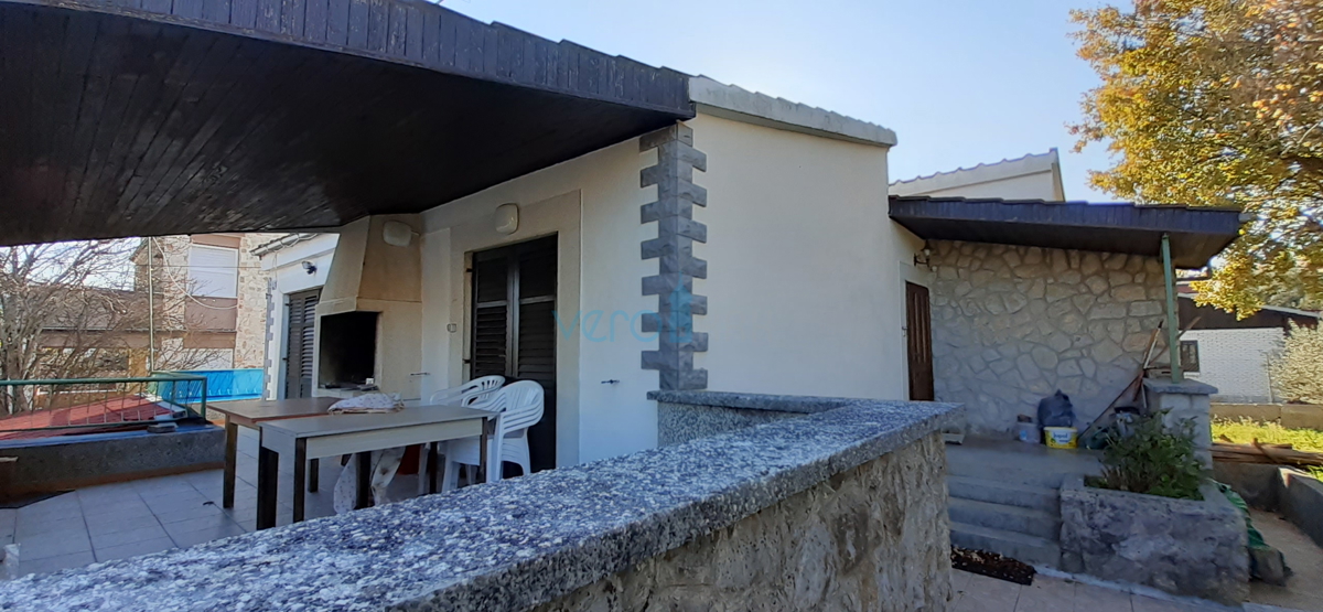 Malinska, periferia, locale ricettivo con casa e cortile