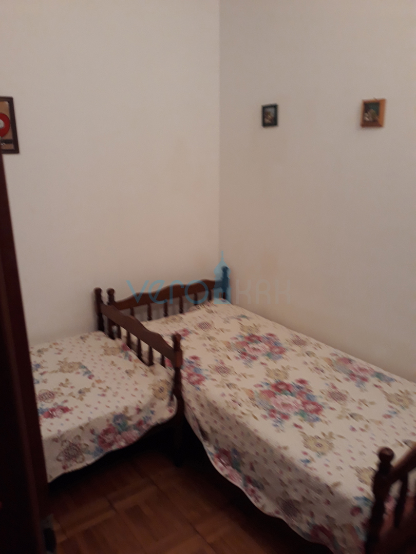 Malinska, periferia, locale ricettivo con casa e cortile