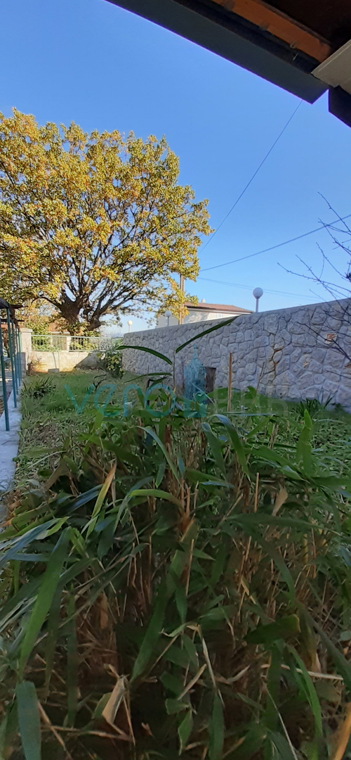 Malinska, periferia, locale ricettivo con casa e cortile