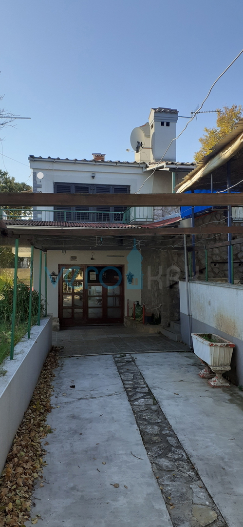 Malinska, periferia, locale ricettivo con casa e cortile