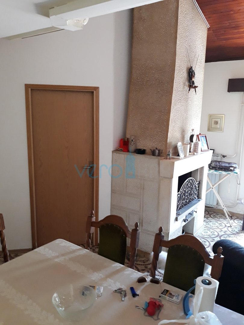 Malinska, periferia, locale ricettivo con casa e cortile