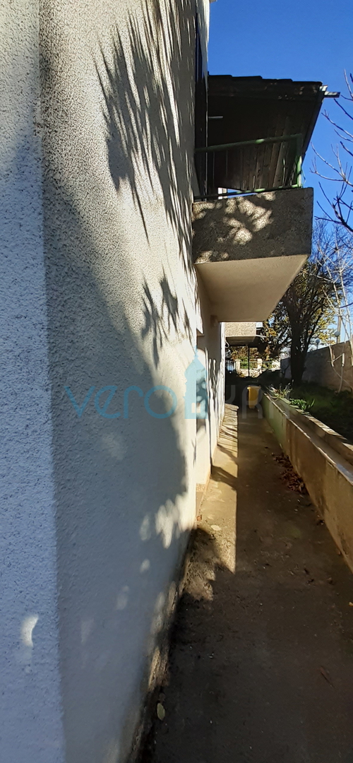 Malinska, periferia, locale ricettivo con casa e cortile