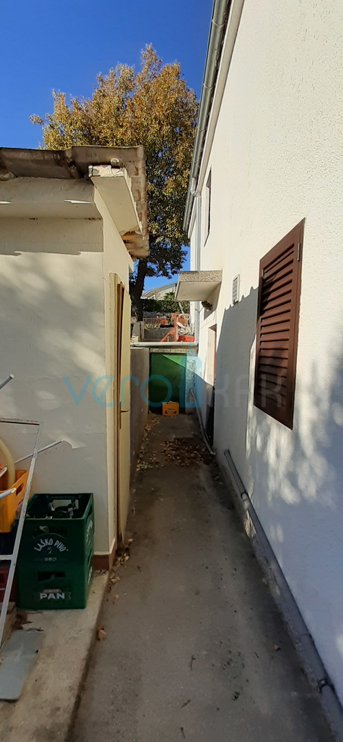 Malinska, periferia, locale ricettivo con casa e cortile