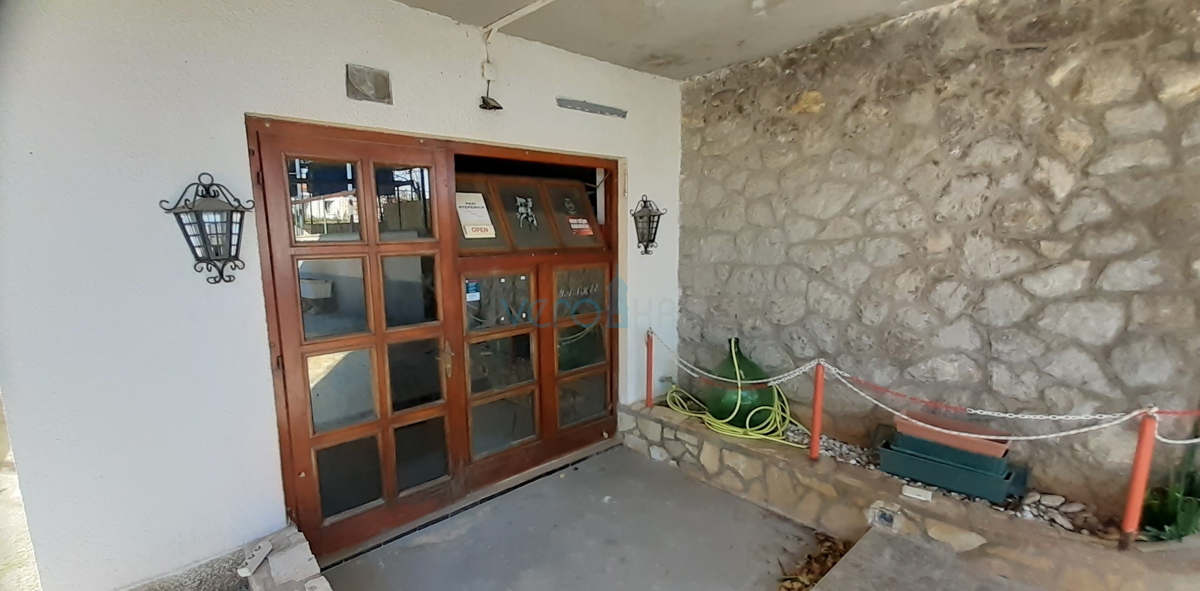 Malinska, periferia, locale ricettivo con casa e cortile