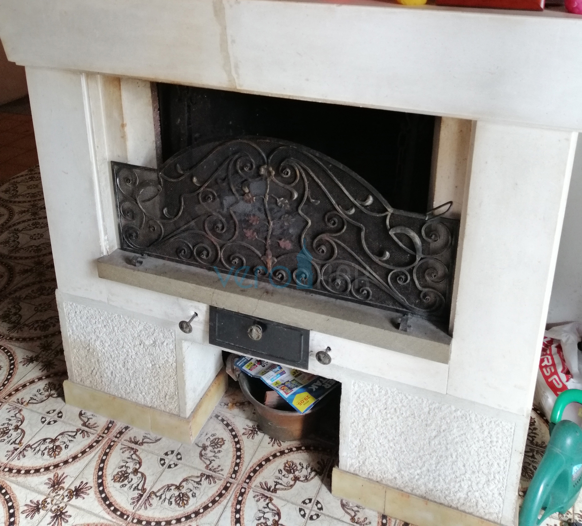 Malinska, periferia, locale ricettivo con casa e cortile