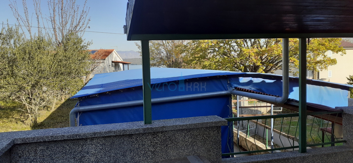 Malinska, periferia, locale ricettivo con casa e cortile