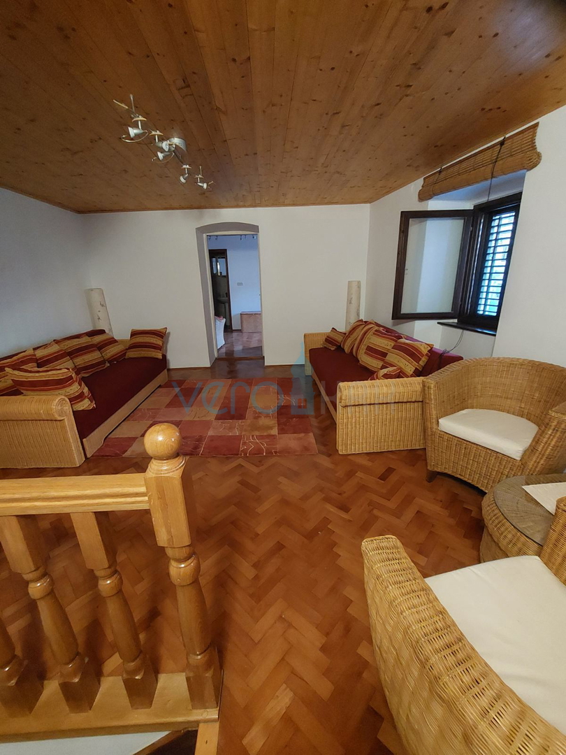 Omišalj, centro storico, casa in pietra ristrutturata, 140m2, vendita