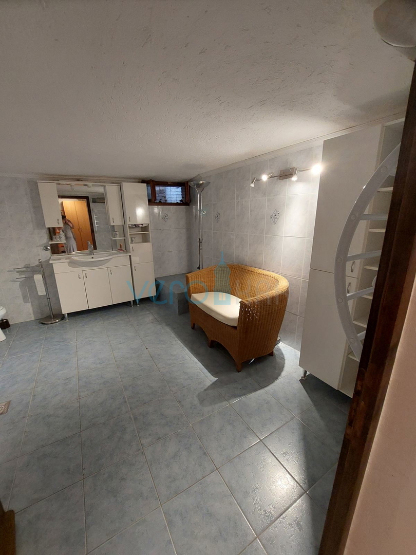 Omišalj, centro storico, casa in pietra ristrutturata, 140m2, vendita