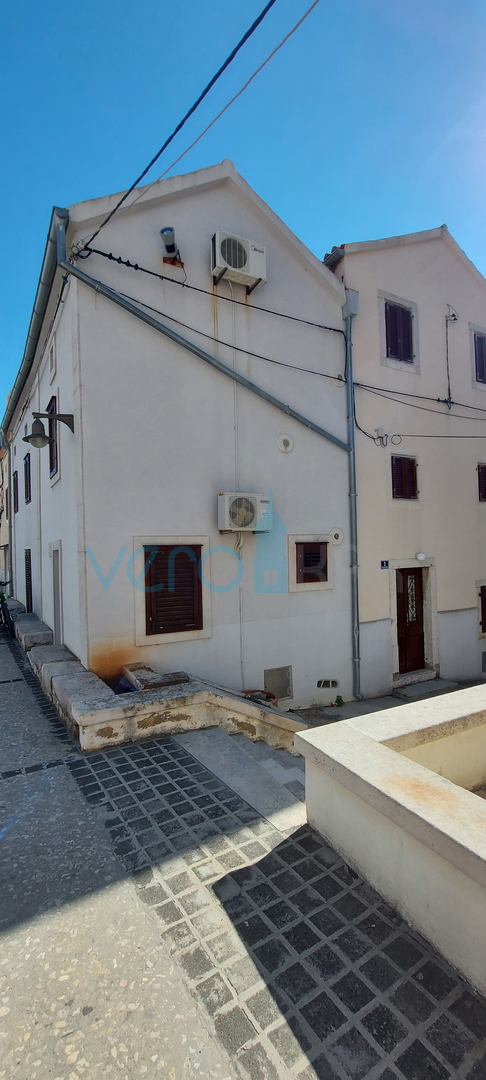 Omišalj, centro storico, casa in pietra ristrutturata, 140m2, vendita