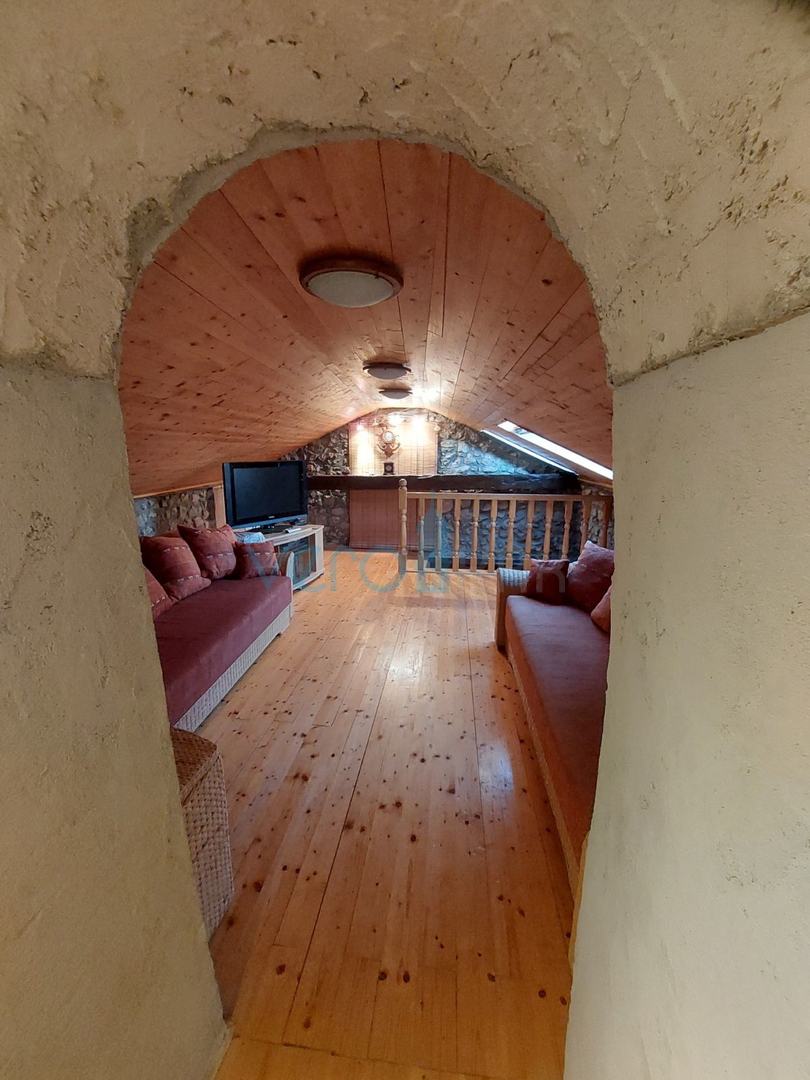 Omišalj, centro storico, casa in pietra ristrutturata, 140m2, vendita