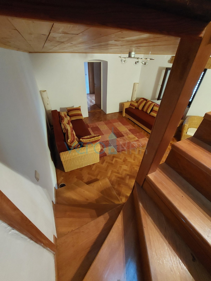 Omišalj, centro storico, casa in pietra ristrutturata, 140m2, vendita