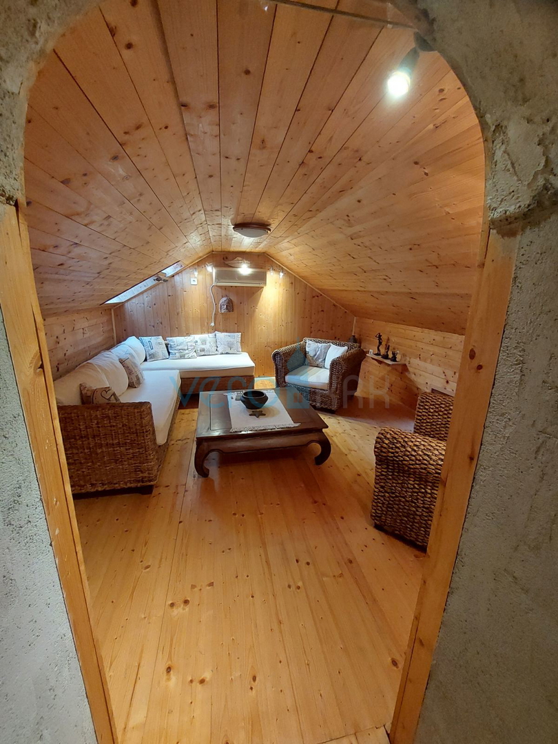 Omišalj, centro storico, casa in pietra ristrutturata, 140m2, vendita