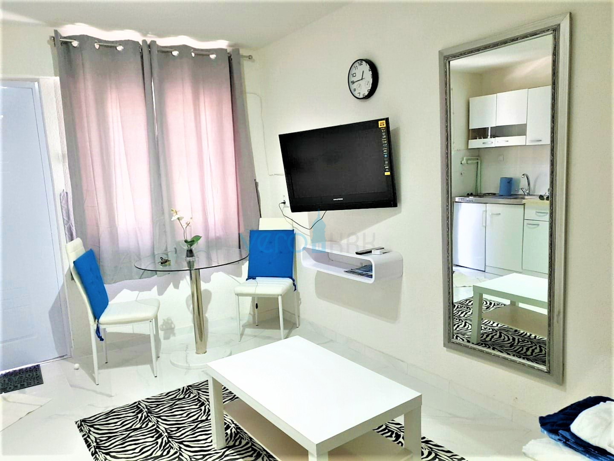 Crikvenica, centro - casa indipendente ristrutturata, a 50 m dal mare, in vendita