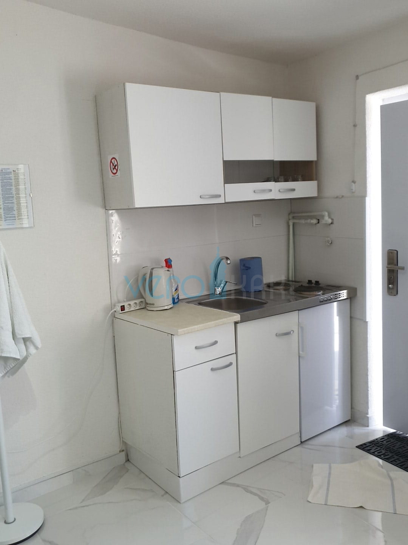 Crikvenica, centro - casa indipendente ristrutturata, a 50 m dal mare, in vendita