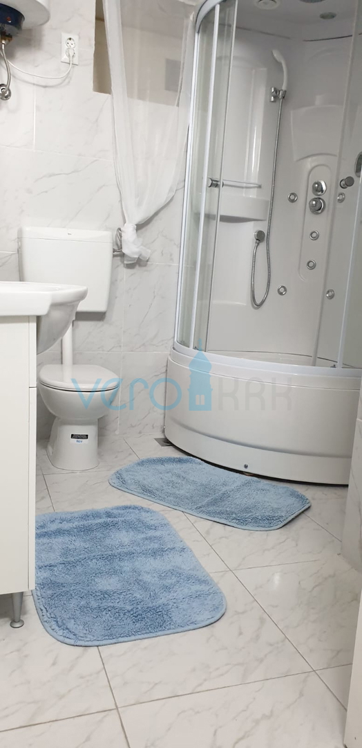 Crikvenica, centro - casa indipendente ristrutturata, a 50 m dal mare, in vendita