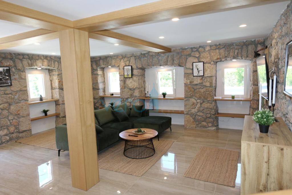 Malinska, area circostante, rustico ristrutturato con piscina e terreno